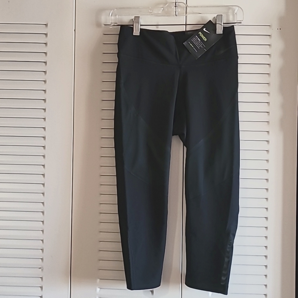 Nike Legendary Tight Fit Cropped Leggings